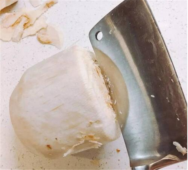 椰子三個(gè)孔在哪個(gè)位置，椰子三孔有兩假一真