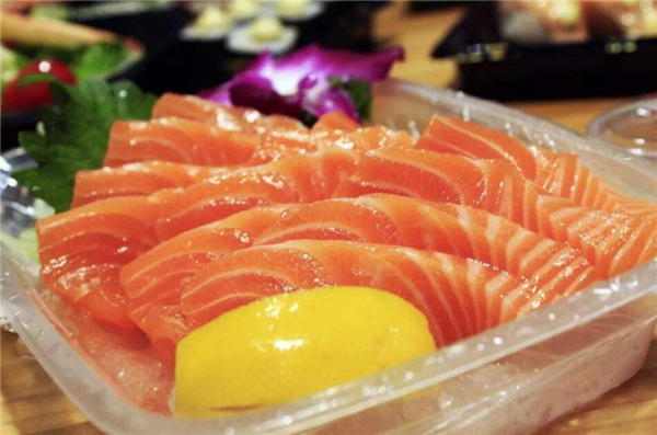 三文魚生吃還是熟吃好，三文魚熟吃也可以安全又營養(yǎng)