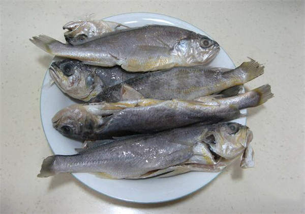 小黃魚怎么做，快速油炸小黃魚味美食鮮