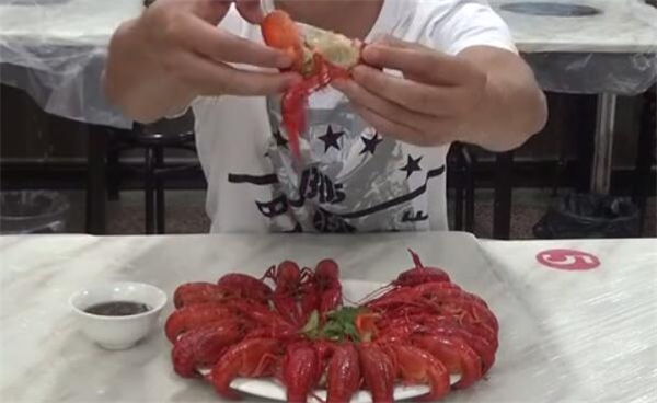 小龍蝦的吃法剝法圖解，吃小龍蝦整殼褪去的吃法