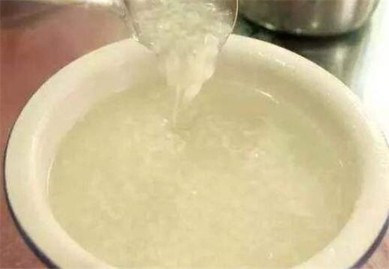 稀飯放堿好嗎，稀飯?jiān)趺粗蠛贸? src="http://www.xswos.cn/uploads/allimg/190703/1-1ZF3102258.jpg" /></p>
<p>
	　　稀飯放不放堿，每個(gè)人的答案都不一樣。稀飯放堿放多了會(huì)影響口感，也會(huì)導(dǎo)致胃酸增加，對(duì)胃部功能也會(huì)存在影響。稀飯不放堿有養(yǎng)胃的功效，無(wú)添加物煮熟的稀飯，味道好，吃起來(lái)很清淡，它的維生維B1成分也會(huì)高出許多，稀飯放堿后，會(huì)導(dǎo)致維生素B1在堿性溶液中被破壞掉。</p>
<p >
	<img alt=