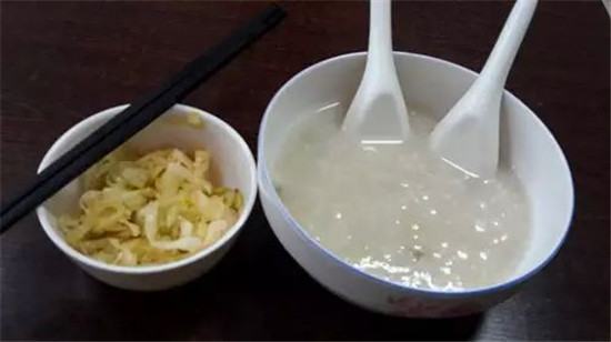 稀飯放堿好嗎，稀飯?jiān)趺粗蠛贸? src="http://www.xswos.cn/uploads/allimg/190703/1-1ZF3102259.jpg" /></p>
<p>
	　　稀飯好不好吃和米有很大的關(guān)系，珍珠大米就非常適合煮稀飯，煮出來(lái)的稀飯味道香濃，濃稠度恰到好處。煮稀飯水量一定要控制好，水不要放太少，太少的水煮出來(lái)的像干飯，沒(méi)有一點(diǎn)湯汁，也很不好吃，而且放至下餐時(shí)，更難吃。</p>
<p >
	<img alt=