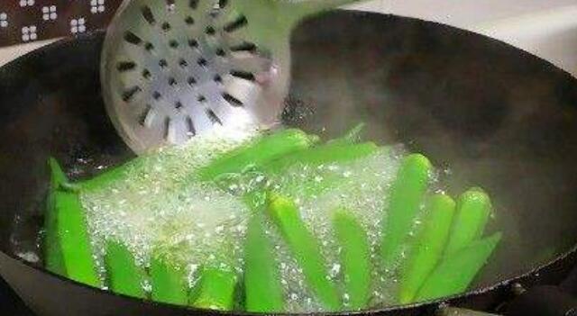 秋葵炒之前需要焯水嗎，秋葵炒的時候要不要過下水的