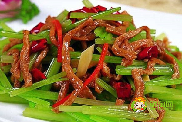 芹菜炒牛肉可以加洋蔥嗎，芹菜炒牛肉怎么做才嫩