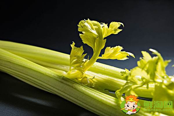 芹菜為什么感覺是咸的，芹菜汁是咸的可以喝嗎