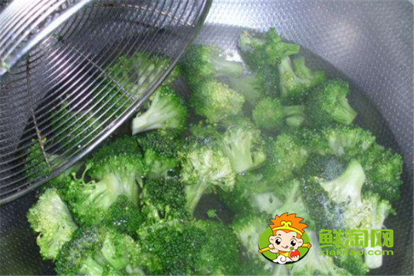 青菜為什么要用開水焯，很多人做錯了難怪差點鮮味