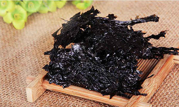 紫菜包飯?jiān)趺醋? src="http://www.xswos.cn/uploads/allimg/200902/3-200Z2230132.jpg" /></div>
<p>
1、準(zhǔn)將黃瓜、胡蘿卜、火腿腸切成細(xì)長條,然后撒些鹽,翻動(dòng)幾下使鹽均勻分布,然后放置10分鐘。鍋中放少許油,用小火將雞蛋攤成薄薄的餅,取出后切成細(xì)長條。</p>
<p>
2、做一鍋米飯,然后將適量的鹽和芝麻撒入米飯中,并攪拌均勻。</p>
<p>
3、在干凈墊子上平鋪一張紫菜,將攪拌好的米飯放在紫菜上鋪平。</p>
<p>
4、將準(zhǔn)備好的黃瓜條、胡蘿卜條、雞蛋條、火腿條、依次放在飯的上面,然后用力把紫菜卷起來,卷成一個(gè)細(xì)長的卷,然后把做好的紫菜卷切成小段</p>
<h2>
紫菜是海鮮嗎</h2>
<div style="text-align: center;">
<img alt=