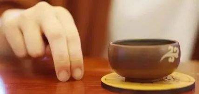 倒茶的時候敲桌子幾下