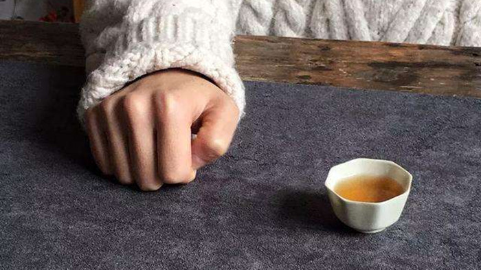 倒茶的時候敲桌子幾下