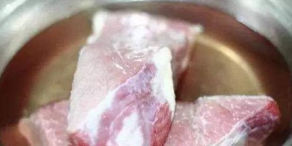 可以用熱水解凍肉嗎