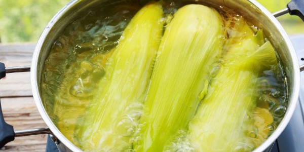 玉米煮完放水里還是拿出來