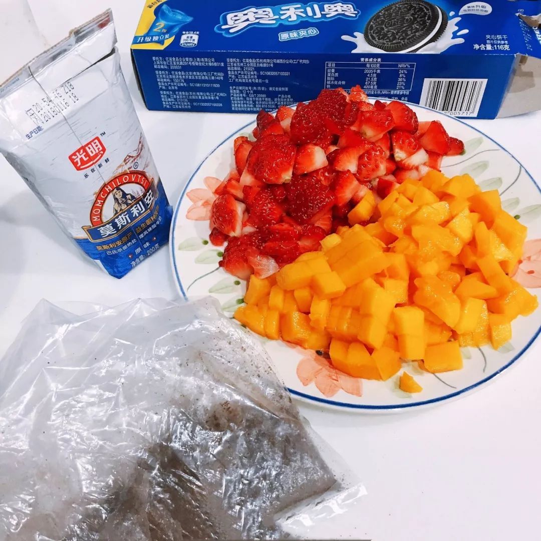 抖音特火的奧利奧酸奶水果杯的做法 既好看又好吃